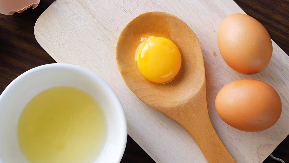 7. Lòng đỏ trứng: Thực phẩm này chứa một loại vitamin kích thích oxytocin quan trọng, tức là vitamin D. Việc tiêu thụ lòng đỏ trứng ảnh hưởng đến mức oxytocin ở cả nam giới và phụ nữ. Ở phụ nữ, hormone này giúp buồng trứng hoạt động tốt hơn và ngăn ngừa các biến chứng khi mang thai, trong khi ở nam giới, nó giúp sản xuất testosterone và di chuyển của tinh trùng.