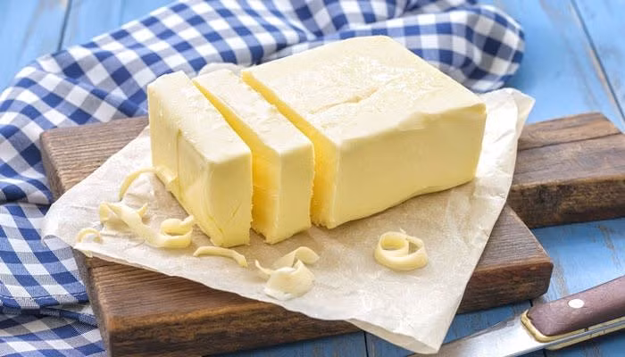 11. Bơ rất giàu chất béo bão hòa. Thực phẩm này giúp kích hoạt oxytocin thúc đẩy tính xã hội, hoạt động xã hội, tâm trạng tích cực và chữa bệnh. Bơ cũng giúp ích cho quá trình hình thành trí não, phát triển hệ thần kinh trung ương và thần kinh ngoại biên ở trẻ em.
