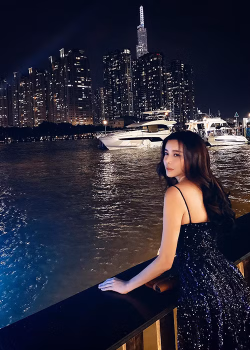 Theo đuổi gu ăn mặc gợi cảm, Cao Thái Hà chọn đầm ánh kim lấp lánh đi đón năm mới tại một nhà hàng.