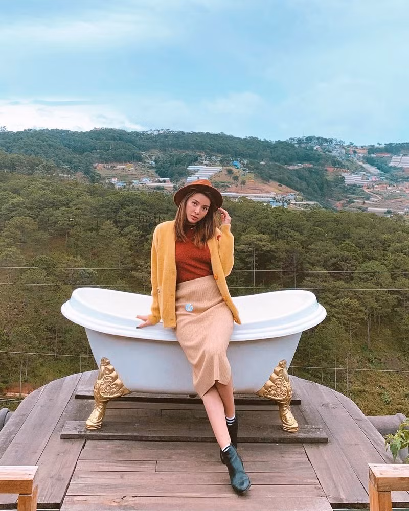 Phương Trinh Jolie tận hưởng kỳ nghỉ đầu năm với combo đồ len ấm áp. Ảnh: IG, FB. 