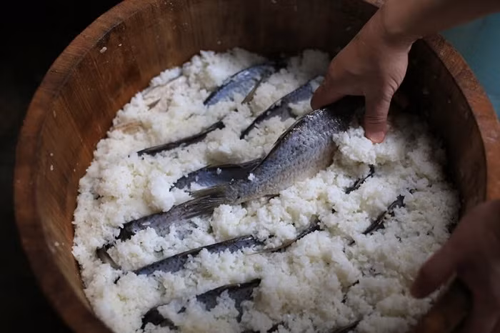 Thông thường, người dân tỉnh Shiga dùng cá Funa (cá chép Crucian) để làm nên món Funazushi, nhưng đôi khi họ cũng dùng cả các loại cá khác như cá diếc, cá thu, cá ngừ tươi…