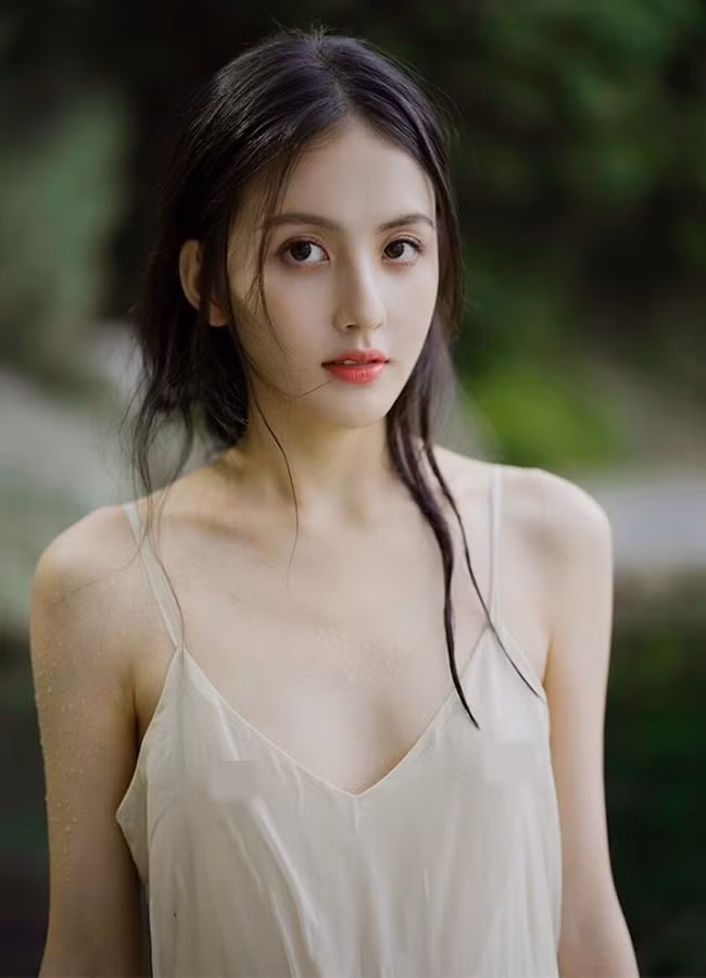 Sở hữu làn da trắng sứ không tì vết, Tian Chou mang vẻ đẹp trong trẻo, thuần khiết, được cộng đồng mạng ví như tiên tử bước ra ngoài đời thực.