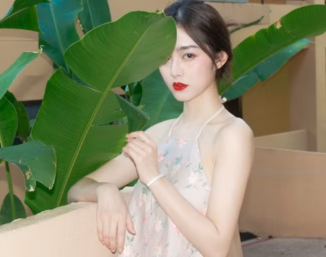 Không cần một nụ cười tỏa nắng, Ying Ning được đánh giá cao ở thần thái sang chảnh, khí chất. Ying Ning thường tô son đỏ mang lại diện mạo cổ điển đồng thời tôn lên nước da trắng sứ bao người ao ước.