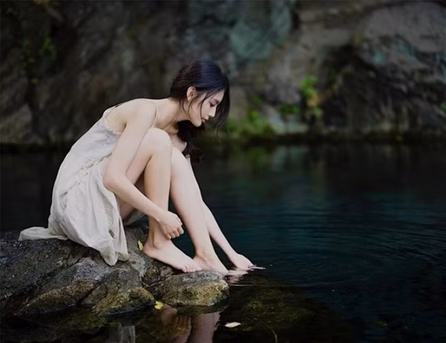 Một mỹ nhân xứ Trung khác cũng từng gây sốt trong bộ ảnh "nữ thần tắm suối" là Tian Chou sinh năm 1997, mẫu ảnh tự do tại Bắc Kinh.