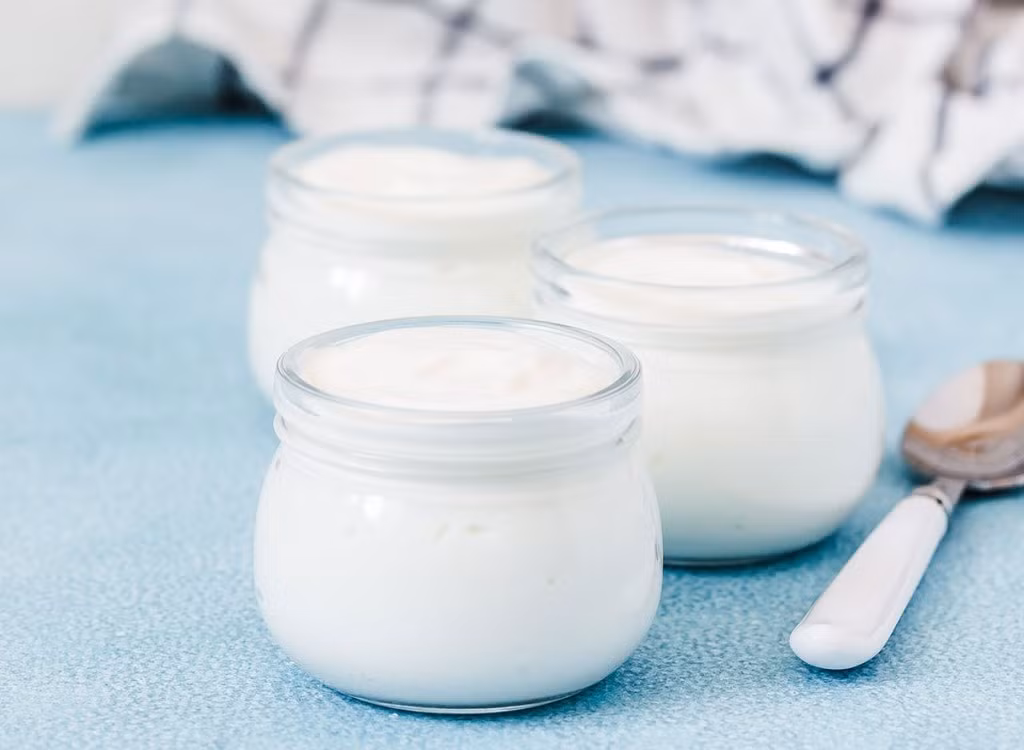 Sữa chua có đường từ thực vật: Hầu hết các loại sữa chua làm từ thực vật đều có hàm lượng protein thấp và có độ ngọt cao. Điều này khiến bạn bị giảm đường trước bữa ăn trưa. Nếu bạn yêu thích sữa chua làm từ thực vật, hãy cố gắng chọn các loại không đường, thêm trái cây tươi và các loại hạt để bổ sung protein thực vật. Ảnh: Shutterstock.