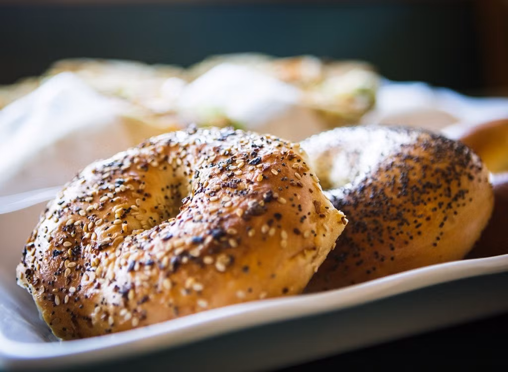 Bánh vòng: Mặc dù rất ngon, nhưng bánh vòng chứa đầy carbohydrate đơn giản sẽ khiến bạn no trong một thời gian ngắn và sau đó khiến bạn cảm thấy uể oải và đói ngay sau đó. Ngoài ra, thành phần của bánh vòng cũng chứa chất béo bão hòa có thể dẫn đến cholesterol cao và tắc nghẽn động mạch.