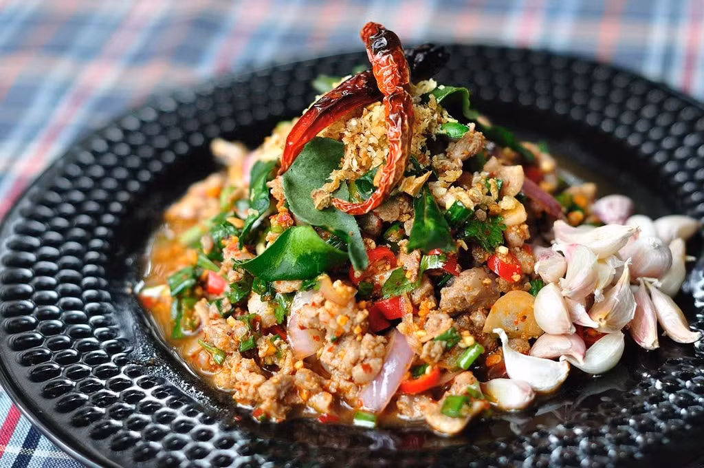 Koi pla có nguyên liệu chính từ cá sống, trộn cùng nước cốt chanh, tỏi, rau thơm và nhiều loại gia vị. Nhiều thực khách vẫn e ngại khi thưởng thức món cá sống này dù được dùng kèm với nước cốt chanh.