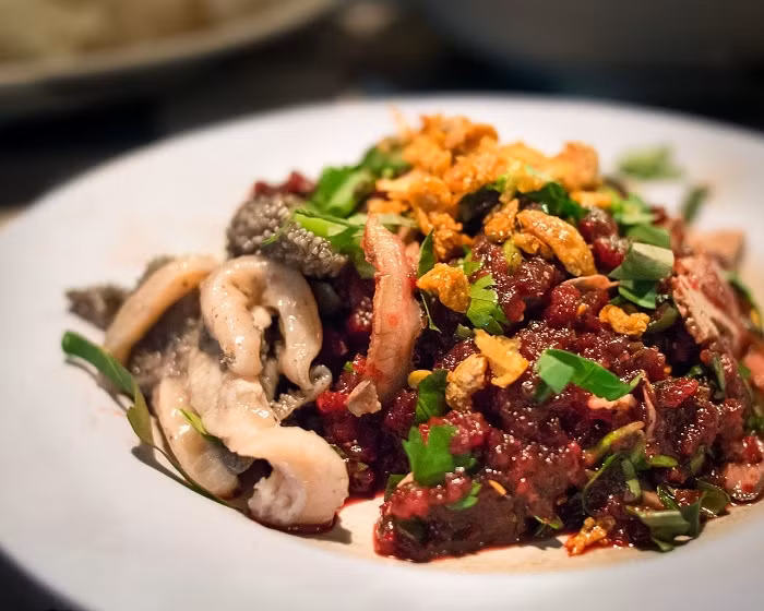 Mặc dù món ăn này là đặc sản, không phải thực khách nào cũng đủ can đảm để thưởng thức những miếng thịt tươi nguyên.