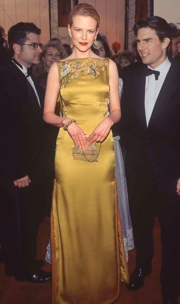 3. Nicole Kidman - 2 triệu USD: Chiếc váy John Galliano trị giá 2 triệu USD mà Nicole Kidman mặc tại Lễ trao giải Oscar 1997 đã giúp nữ diễn viên này lọt vào danh sách người mặc một trong những chiếc váy đắt nhất. Chiếc váy lụa thêu hoa văn này đã có sức ảnh hưởng lớn và khiến nữ diễn viên trở thành người đi đầu xu hướng.