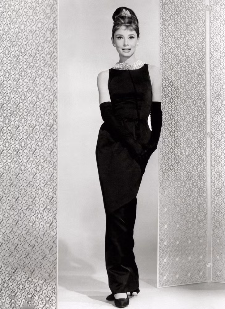 4. Audrey Hepburn - 807.000 USD: Chiếc váy đen nhỏ của Audrey đã thực sự trở thành biểu tượng. Thiết kế của Givenchy này đã được bán đấu giá với giá 807.000 USD và mức giá này cao gấp 6 lần so với ước tính trước khi bán.