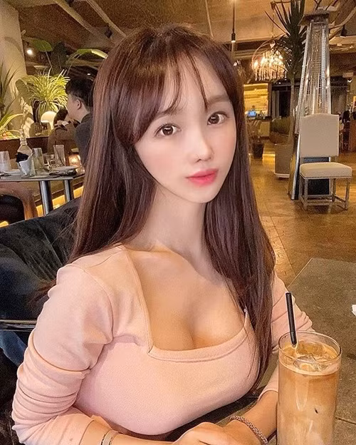 Có thể nói, Jeong Hye-Yul chính là "học bá" trong truyền thuyết của các trường đại học, vừa xinh đẹp lại vừa có trí tuệ.