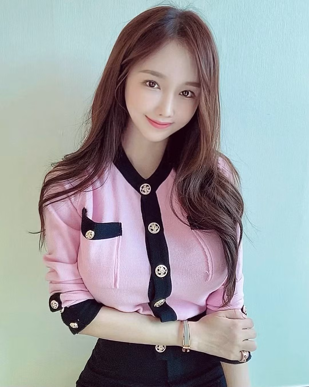 Áo sơ mi và chân váy ngắn cũng là set đồ thường được Jeong Hye-Yul lựa chọn. Ảnh: IG.