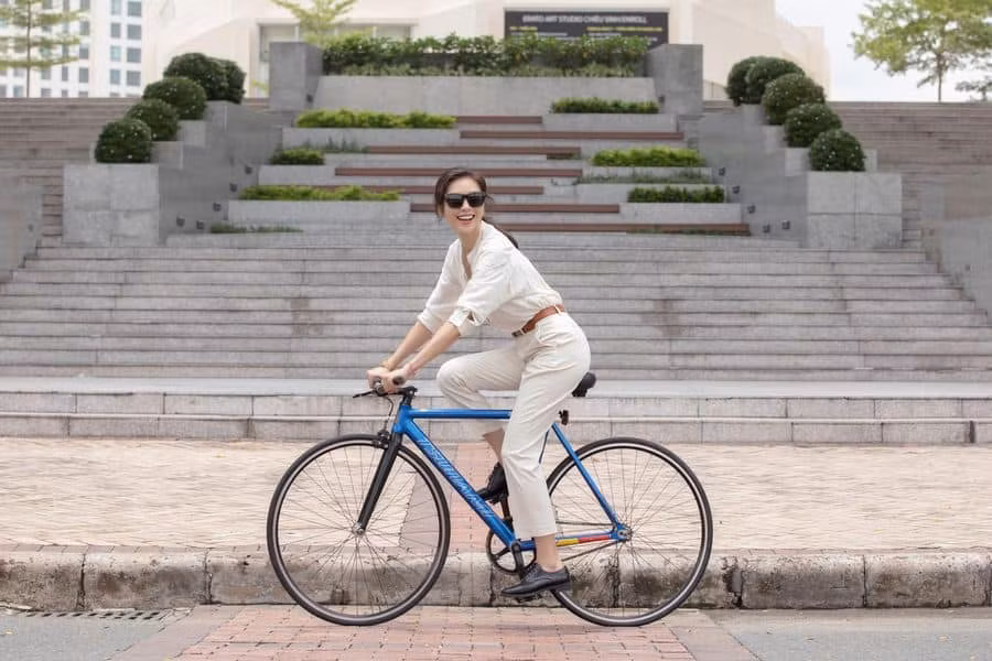 Phong cách thời trang trẻ trung và làn da không tì vết như gái đôi mươi khiến fan ghen tị của nữ diễn viên sinh năm 1979.