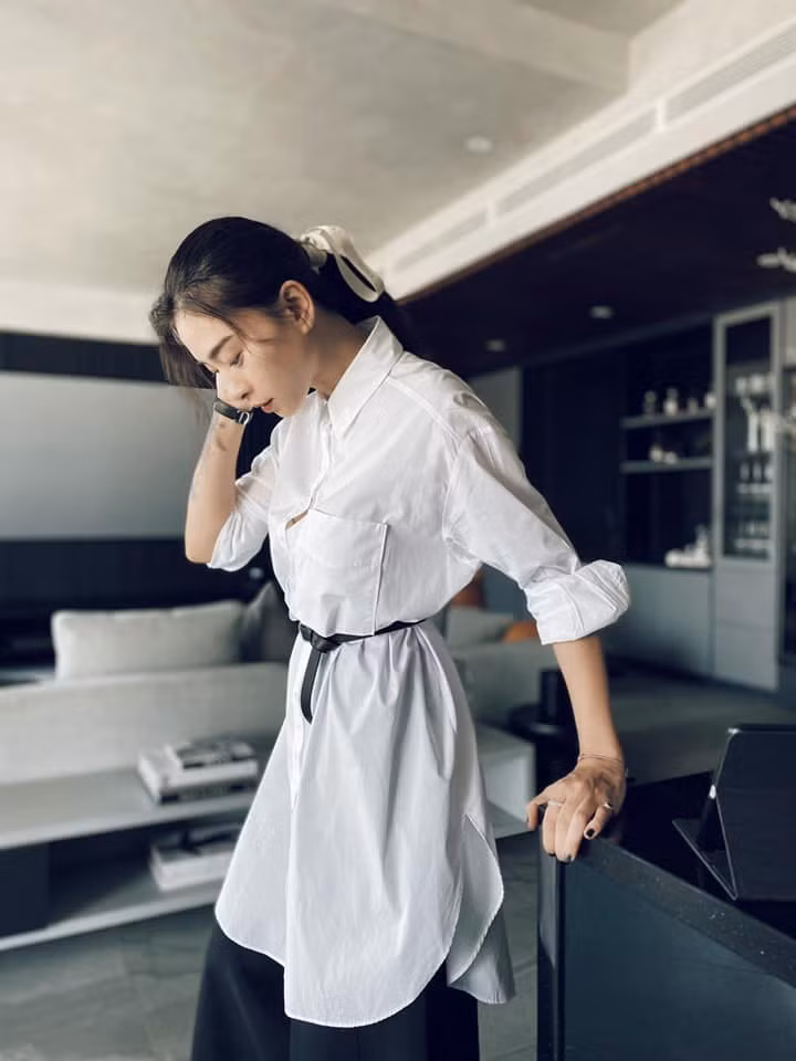 Tủ đồ của Ngô Thanh Vân chủ yếu gồm hai màu chủ đạo trắng-đen.