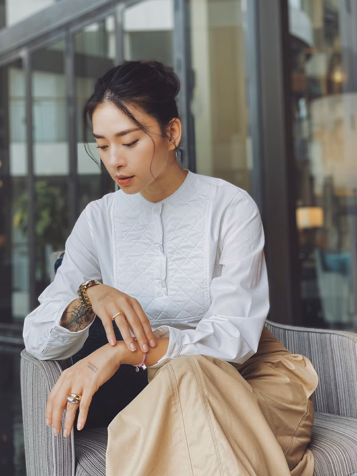 Phong cách thời trang hàng ngày của Ngô Thanh Vân vô cùng đơn giản và trẻ trung.