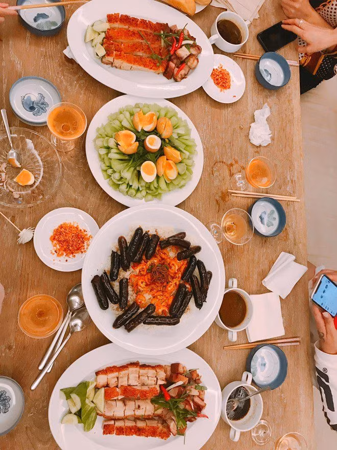 Dù khá bận rộn với việc kinh doanh nhưng chồng đại gia của Phan Như Thảo thường xuyên vào bếp nấu ăn cho vợ. Sau một ngày làm việc mệt mỏi, Như Thảo thích ngồi chờ chồng nấu ăn và thưởng thức.