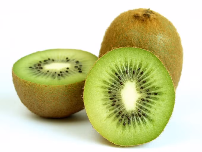 4. Kiwi: Trong một nghiên cứu diễn ra vào năm 2011, 24 người tham gia được cho ăn 2 con kiwi một giờ trước khi ngủ trong 4 tuần. Vào cuối giai đoạn này, tất cả những người tham gia nhận thấy giấc ngủ được cải thiện. Họ quan sát thấy rằng họ ngủ ngon hơn, ngủ nhanh hơn và không bị thức giấc giữa đêm. Người ta tin rằng hàm lượng serotonin cao của kiwi là lý do chính khiến chúng giúp trị chứng mất ngủ.