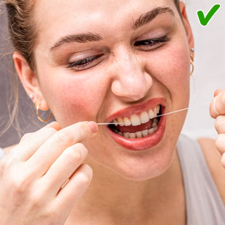 7. Sử dụng chỉ nha khoa: Hãy chọn chỉ nha khoa không mùi cho thử nghiệm này để không ảnh hưởng đến kết quả. Dùng chỉ nha khoa giữa các kẽ răng và sau đó ngửi nó. Điều này sẽ tiết lộ mùi của chính bạn. Hôi miệng cũng có thể bắt nguồn từ thức ăn mắc kẹt giữa các kẽ răng.