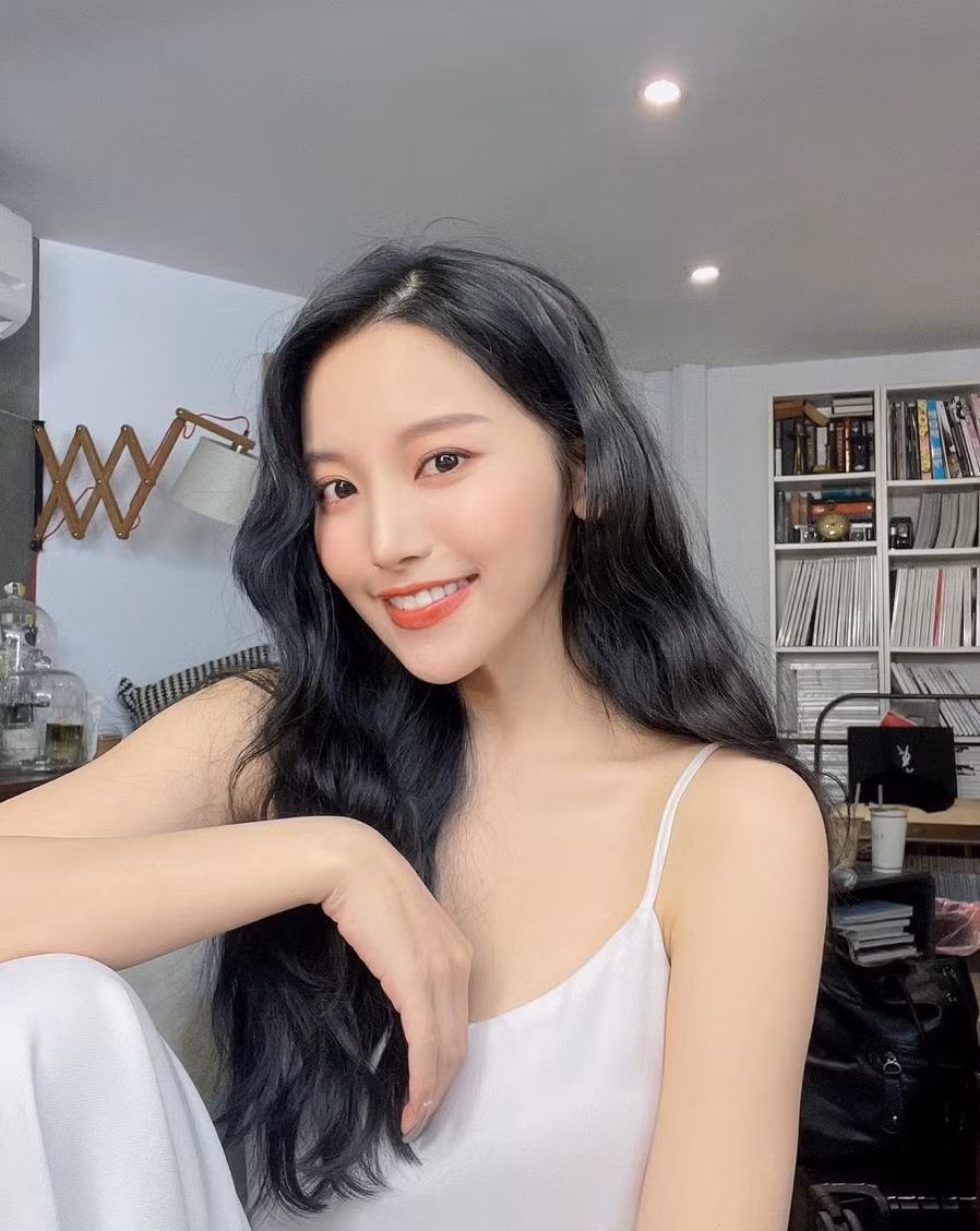 Cách lên đồ trẻ trung của hot girl 9X được nhiều người hâm mộ đánh giá cao.