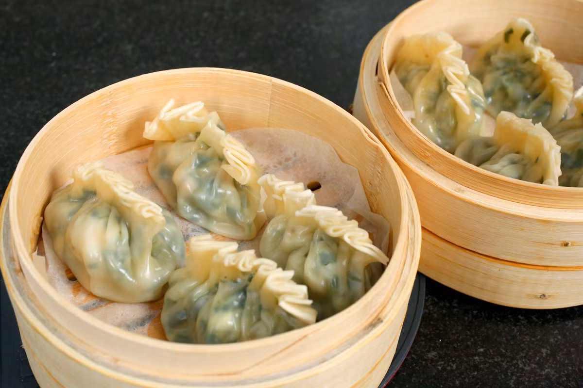 Trong khi món bánh sủi cảo có hình dáng giống quan tiền cũng được quan niệm là món ăn mang lại tài lộc cho cả năm. Theo truyền thống, vào đêm giao thừa, người dân thường quây quần gói sủi cảo và thưởng thức trong bầu không khí đầm ấm của ngày Tết.