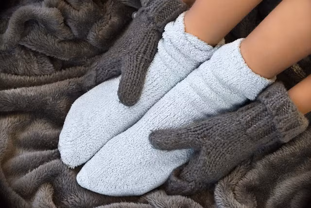 Đeo tất chân khi ngủ: Khi ngủ bàn chân dễ bị lạnh nhất, nên mang tất ấm khi đi ngủ, để tránh cho đôi bàn chân bị lạnh ban đêm.