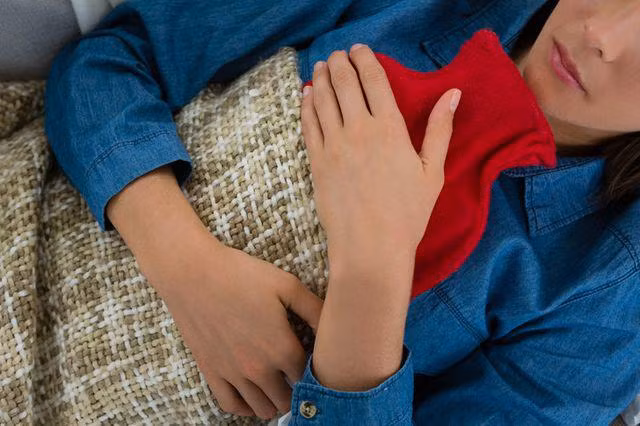 Dùng túi sưởi: Hiện nay, có rất nhiều dụng cụ hỗ trợ làm ấm chân tay và túi sưởi cũng đã trở thành vật dụng khá quen thuộc. Nếu chân quá lạnh, bạn hãy dùng túi sưởi để giữ ấm đôi bàn chân của mình nhé. Ảnh: Internet. 