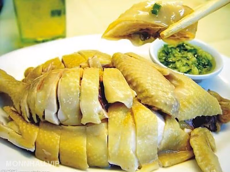 Gà đồi Yên Thế: Không thể không nhắc tới gà đồi Yên Thế, một trong số những đặc sản nức tiếng ở Bắc Giang. Thịt gà đồi thường chắc, ngọt và thơm chứ không nhão và dai. Ngon nhất là món thịt gà luộc chấm với muối lá chanh, nước luộc gà có thể dùng nấu mì chũ hoặc chan cùng với cơm cũng rất tuyệt vời.