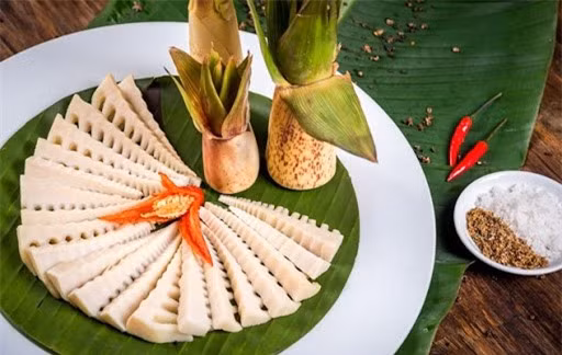 Các loại măng này đều có thể chế biến thành nhiều cách khác nhau: luộc, xào, nấu canh, làm măng ớt, măng chua hoặc phơi khô để ăn dần…Đặc biệt, món măng nướng chấm chẳm chéo đã trở thành thứ đặc sản không phải ai cũng có may mắn thưởng thức. Ảnh: Internet.
