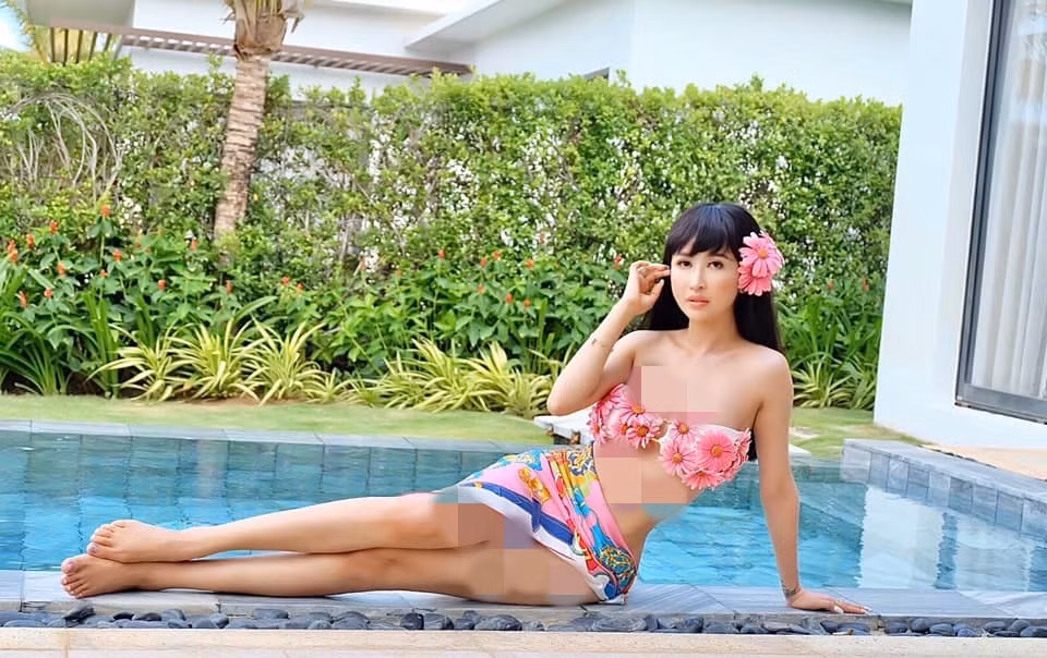 Ngoài ra, cô cũng đầu tư khá nhiều vào mỹ phẩm chăm sóc da để đối phó với những dấu hiệu lão hóa da sau tuổi 25.. Cách đây không lâu, cô khoe bộ dưỡng da có giá hàng chục triệu đồng, toàn những món đắt đỏ.