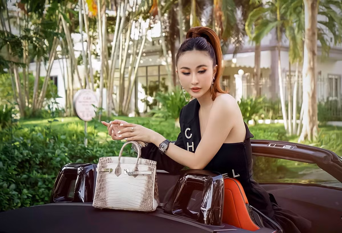 Mina Phạm luôn tuân thủ các bí quyết dưỡng da giữ dáng để duy trì nhan sắc trẻ trung như gái đôi mươi nhằm giữ chân được chồng đại gia Minh Nhựa.