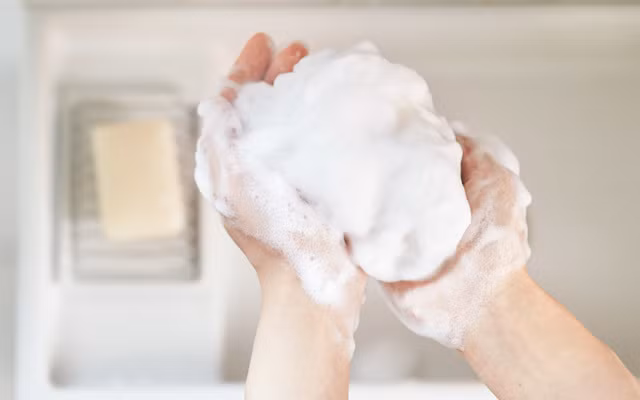 Dùng lưới tạo bọt khi rửa mặt: Nhiều người có thói quen dùng tay để rửa mặt nhưng thực tế, việc chà xát nhiều sẽ làm da của bạn bị căng, không còn săn chắc. Để giải quyết vấn đề này, phụ nữ Nhật Bản thường dùng lưới tạo bọt để chăm sóc da. Loại lưới này có thể dễ dàng tạo bọt dày đặc và làm sạch khuôn mặt của bạn.
