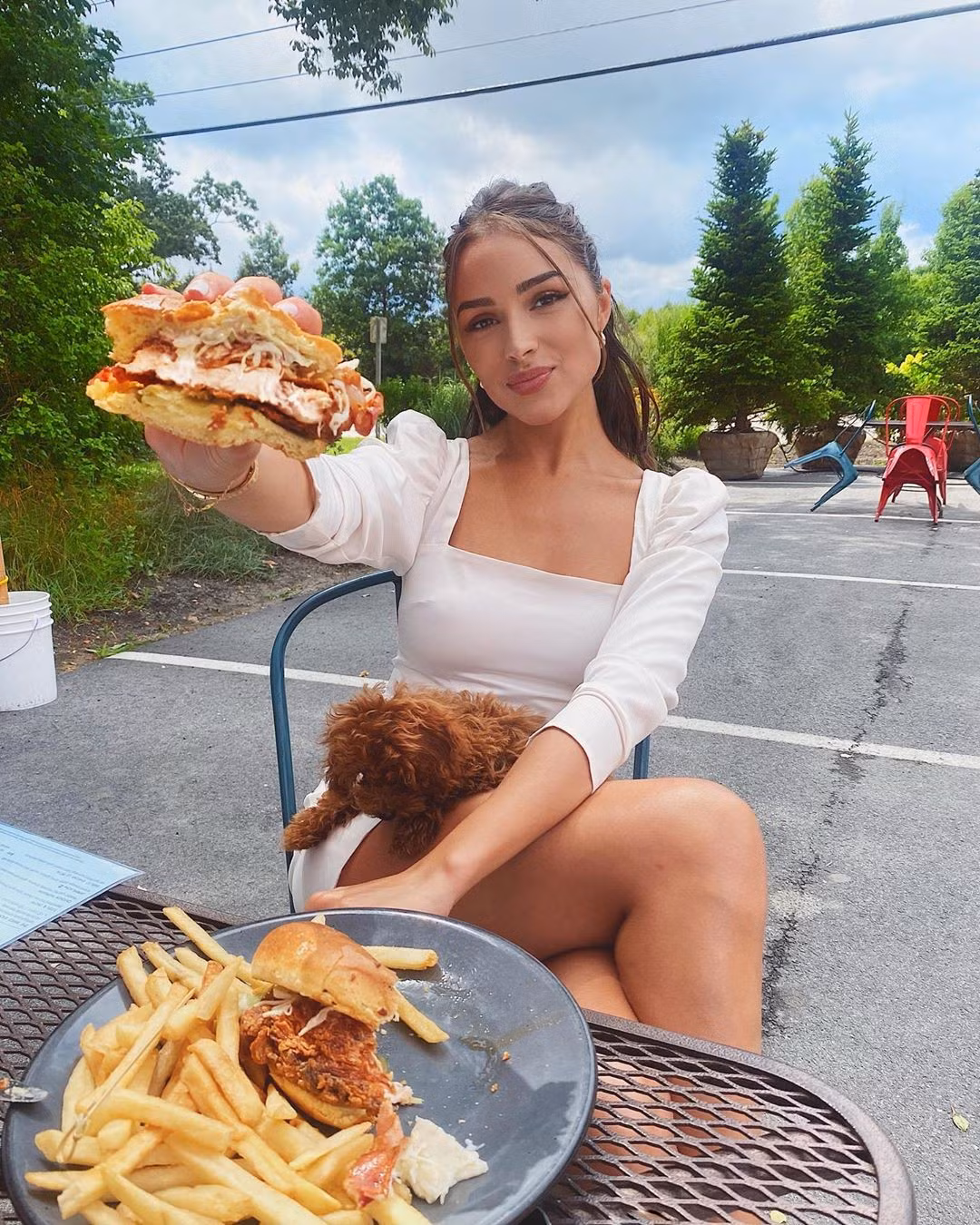 Nếu đang cố gắng duy trì chế độ "ăn sạch", Olivia Culpo sẽ chọn ăn nhẹ bằng món sinh tố. Cô xay hỗn hợp gồm chuối đông lạnh, cacao, bơ hạnh nhân, muối, quế, vanilla, bột collagen và bột protein thực vật hữu cơ.