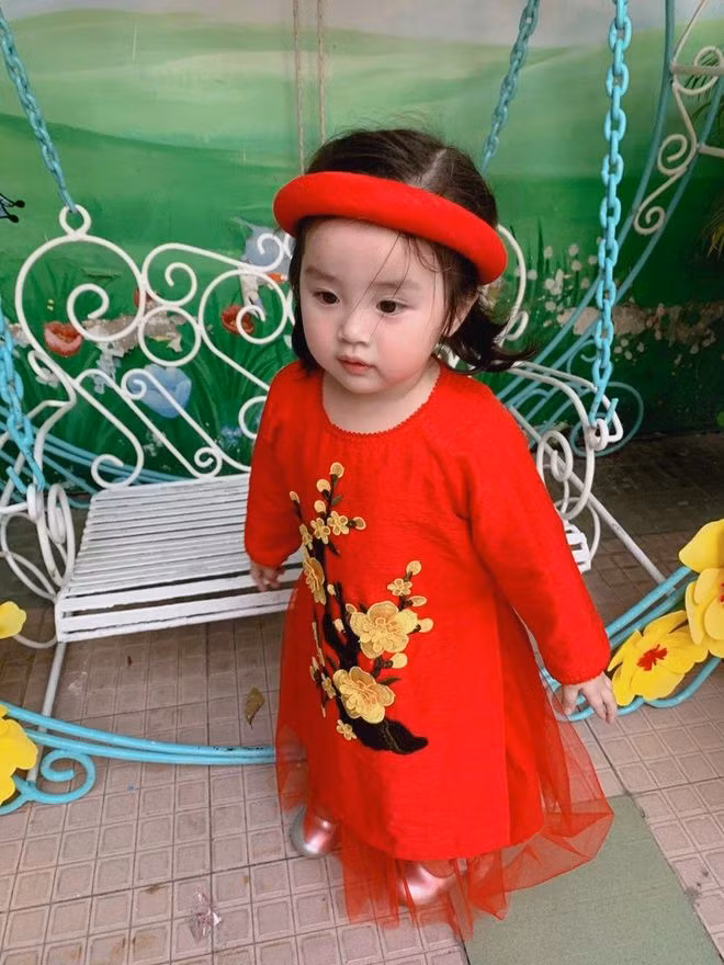 Con gái Hoài Lâm diện áo dài đỏ cực xinh xắn nhận được nhiều lời khen của dân mạng.