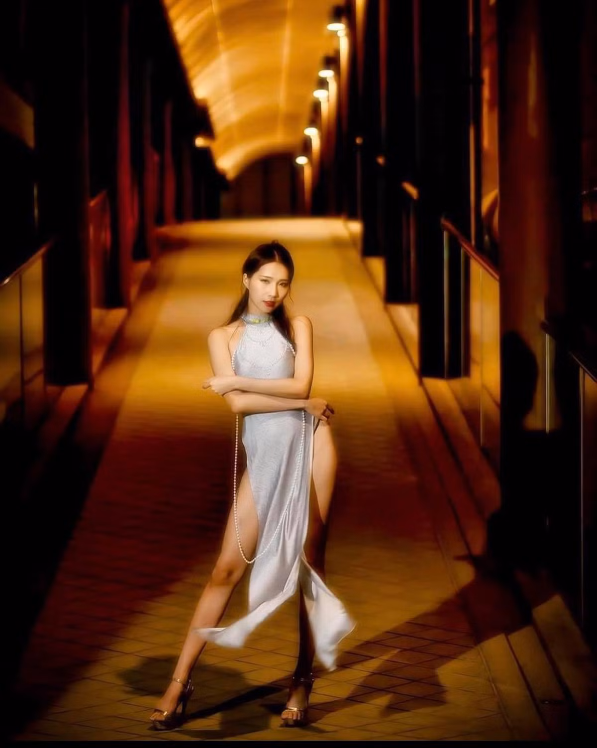 Hình ảnh người mẫu Anita diện trang phục áo dài cổ yếm cách tân không quần bị dân tình lên án dữ dội.