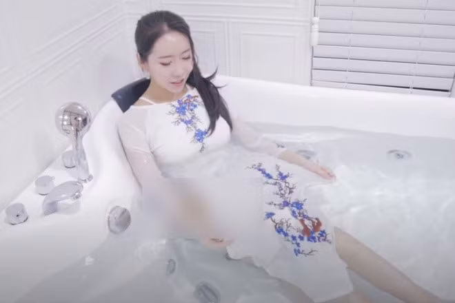 Vào tháng 5/2020, cộng đồng mạng Việt Nam xôn xao khi nữ Youtuber Hàn Quốc đăng tải clip diện áo dài trắng không quần với những tạo dáng gắn mác 18+ trong nhà vệ sinh.