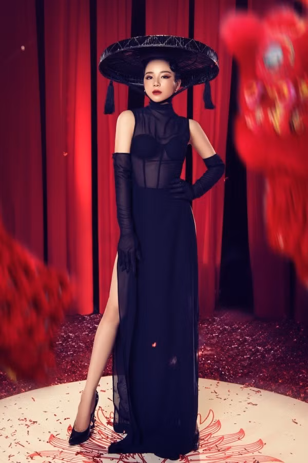 Trong MV, hot girl diện áo dài cách tân xẻ tà cao tới hông, đội phụ kiện giống như chiếc nón quai thao. Bên dưới Nhã Tiên kết hợp mặc boxer trắng, để lộ chân dài gợi cảm. Nhã Tiên thừa nhận cô và ê-kíp đã cố tình mặc như vậy để gây chú ý.