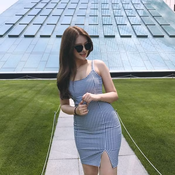So với tiêu chuẩn mình dây của phái đẹp Hàn Quốc, Sarah Kim là trường hợp được xem là đầy đặn hơn. Bởi vậy, Sarah Kim được mệnh danh là một trong những cô giáo nóng bỏng nhất nhì Hàn Quốc. Ảnh: IT.