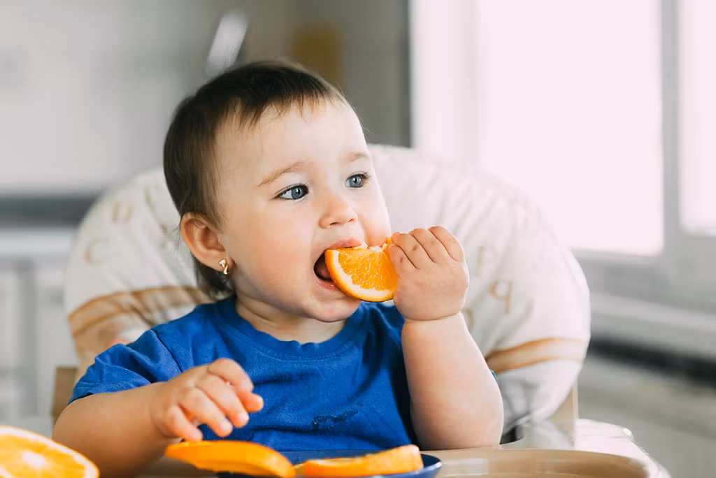 Cam có hàm lượng vitamin C rất cao và vitamin C được công nhận là một chất giúp tăng cường khả năng miễn dịch của cơ thể và ngăn ngừa cảm lạnh. Trẻ em có thể ăn nhiều cam hơn để chống lại cúm theo mùa và cảm lạnh hàng ngày. Bổ sung nhiều vitamin C có thể làm giảm tình trạng loét, đặc biệt đối với trẻ thường xuyên bị loét miệng cũng nên ăn nhiều cam.