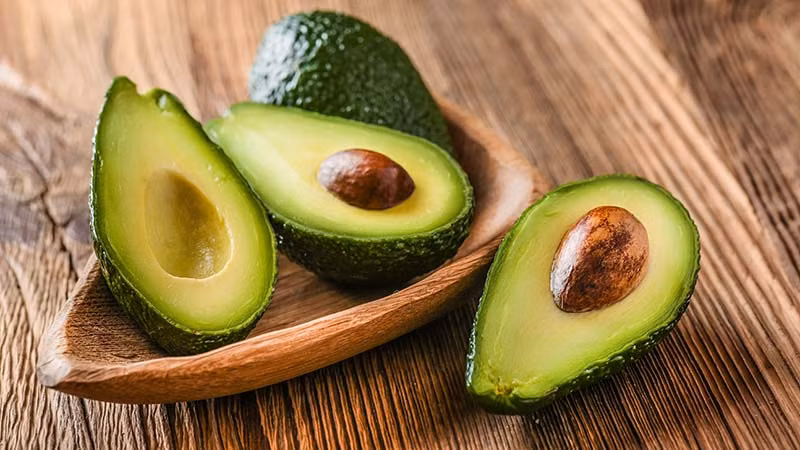 Bơ cung cấp omega 3 và vitamin E là 2 dưỡng chất thiết yếu giúp phát triển trí não cho bé. Quả bơ rất dễ chế biến, mẹ có thể tán nhuyễn trộn với sữa mẹ là có hỗn hợp mềm dẻo thơm ngọt cho bé tập ăn.