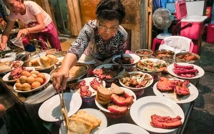 Cơm tấm “bãi rác”: Có nhiều quán cơm tấm “đỉnh cao” ở Sài Gòn và khi nhắc đến, không thể không liệt kê vào đó hàng cơm tấm bãi rác trứ danh ở trên con đường nhỏ Lê Văn Linh, phía sau khu chợ Xóm Chiếu (Quận 4).