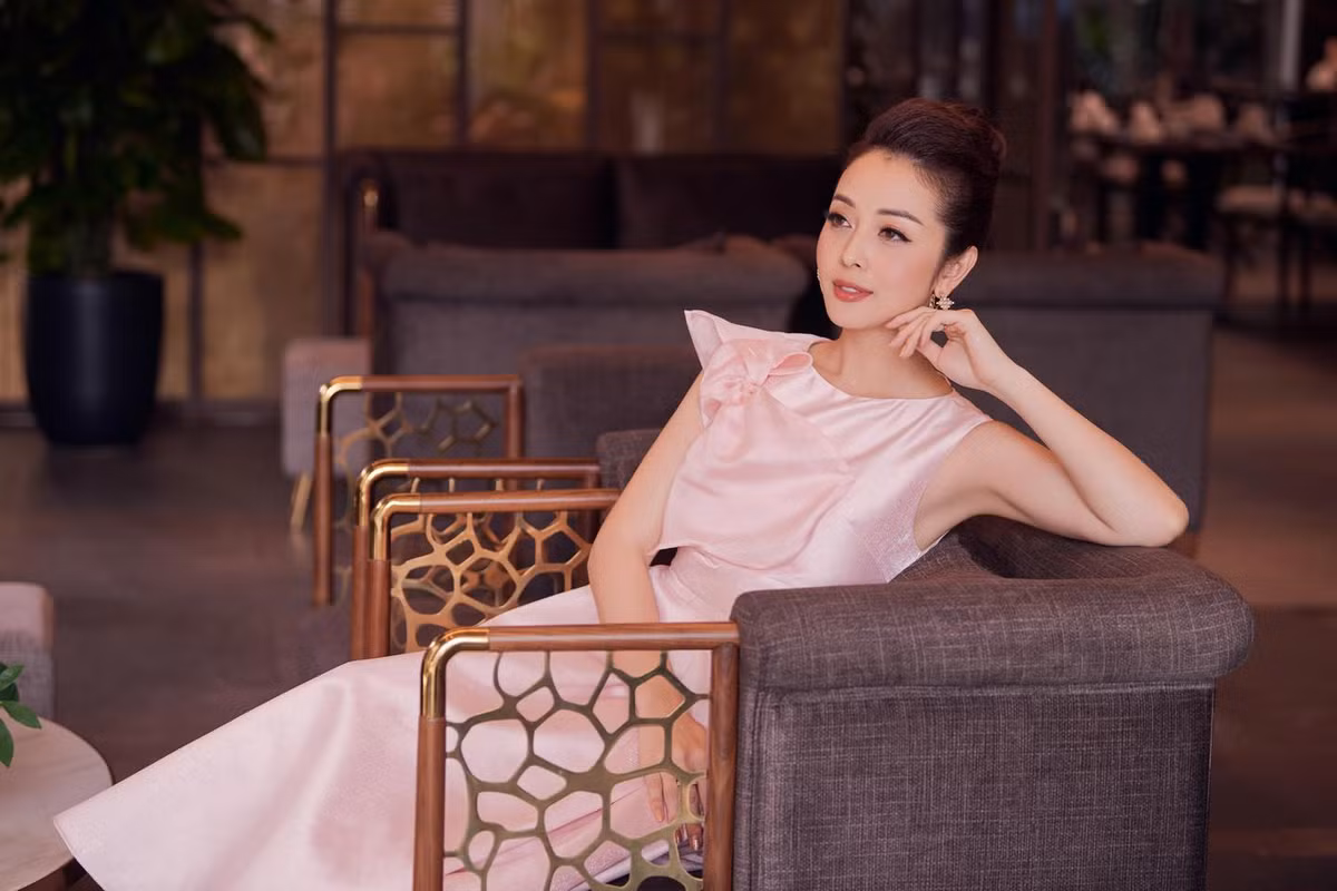 Thêm vào đó, Jennifer lựa chọn việc ăn nhiều trái cây và rau củ vừa cung cấp nhiều dưỡng chất, vitamin mà không lo tăng cân, còn giúp làm đẹp da trông thấy. Và một bí kíp dưỡng da trắng sáng mịn màng tuy đơn giản nhưng được Jennifer áp dụng hằng ngày đó là ăn sữa chua.
