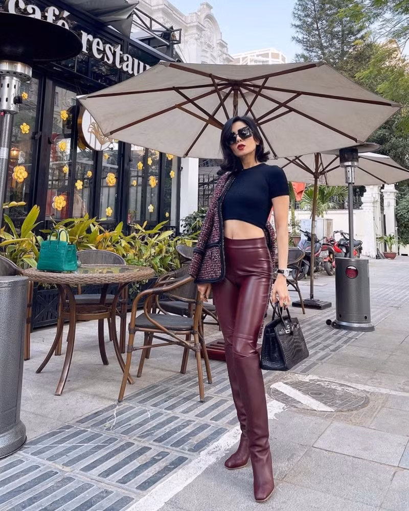 Dạo phố ngày hửng nắng, Lệ Quyên “thả dáng” tự tin với crop top, quần da bó và boots cao, khoác hờ áo tweed cực sang chảnh.