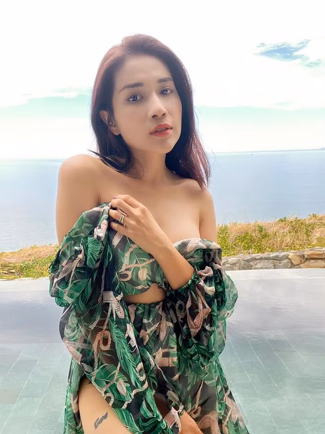 Ngoài đời, mỹ nhân sinh năm 1987 nhiều lần khiến khán giả bất ngờ khi khoe vòng eo con kiến, cơ thể thanh mảnh.