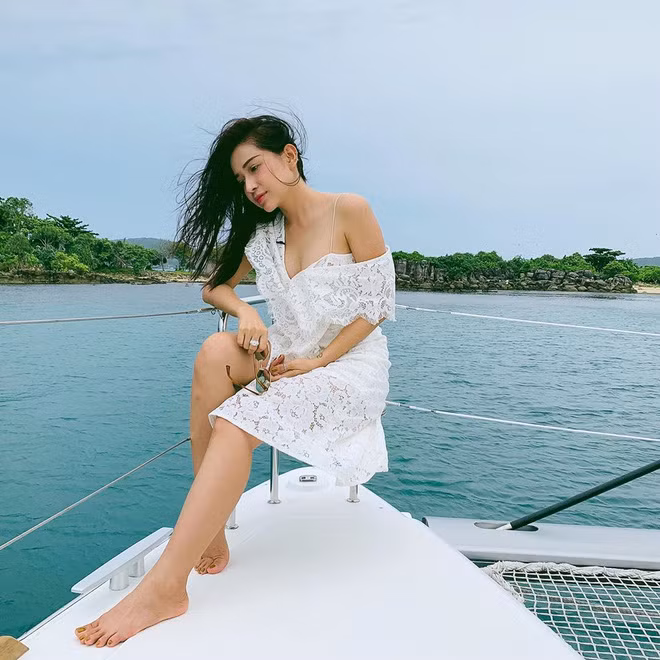Khi đi chơi, Khả Như cũng chăm diện các kiểu đầm trễ nãi khoe bờ vai thon gầy.