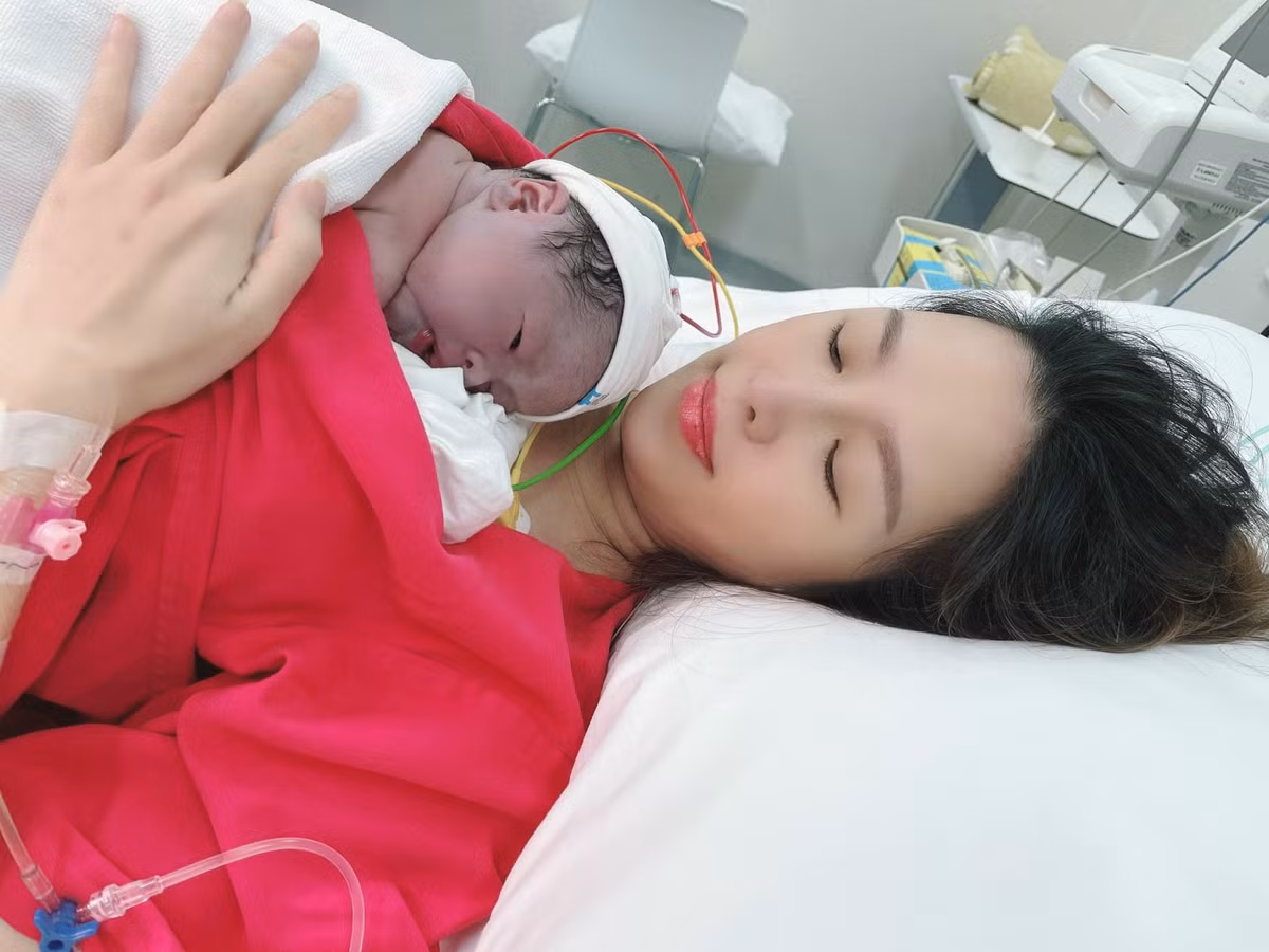 Về việc chăm em bé trong thời gian ở cữ, vì đã có kinh nghiệm trong hai lần sinh trước nên Quế Vân không hề gặp nhiều khó khăn trong lần thứ 3 này.