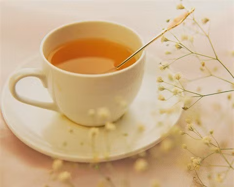 Mật ong: Chỉ đơn giản là pha mật ong với nước nóng và đem cho người say uống, chứng đau đầu do rượu gây ra được giảm đáng kể, đi vào giấc ngủ dễ dàng.