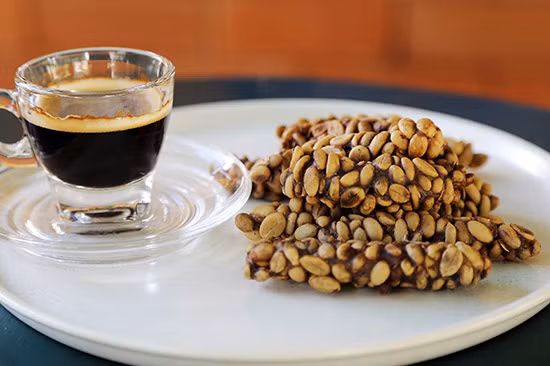 Cà phê chồn: Hạt cà phê đắt nhất thế giới Kopi luwak (cà phê chồn) có nguồn gốc ở Indonesia, được sản xuất từ phân của cầy voi hương. Do số lượng ít và việc thu hoạch phức tạp, chúng thường được bán với giá rất cao.