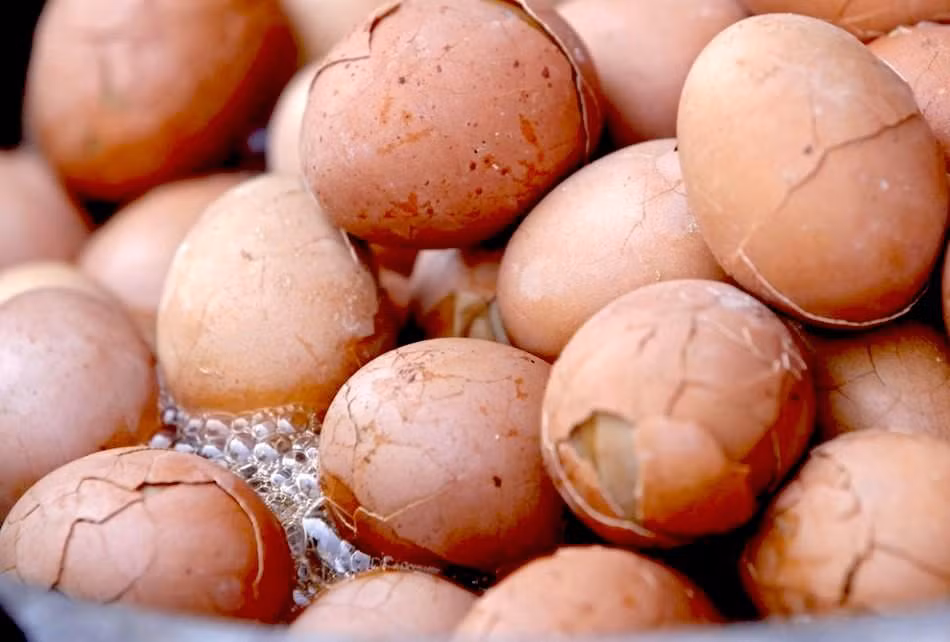 Để chế biến món này, người ta sẽ luộc trứng liên tục suốt một ngày đêm trong nước tiểu. Nước tiểu thấm vào trứng khiến món ăn có vị mặn và mùi hương kỳ lạ.