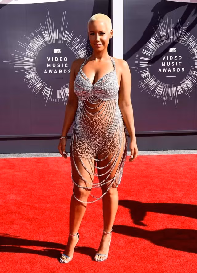 Amber Rose quá hớ hênh với chiếc váy dây xích Laurel DeWitt tại lễ trao giải vào năm 2014.