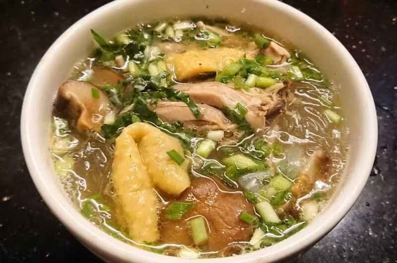 Miến gà: Miến gà cũng được xếp vào món ngon thanh đạm và bổ dưỡng từ thịt gà thừa ngày Tết. Nguyên liệu và cách chế biến của món ăn này rất đơn giản, hơn nữa nguyên liệu chính cần sử dụng là thịt gà luộc. Do đó, bạn vừa có thể tận dụng được thịt gà luộc còn lại trong ngày Tết vừa có một món ăn ngon đãi người thân và bạn bè.